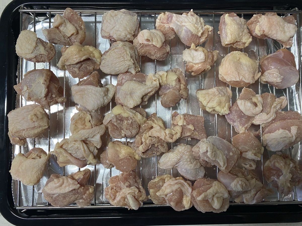 調理網に鶏肉を並べたところ