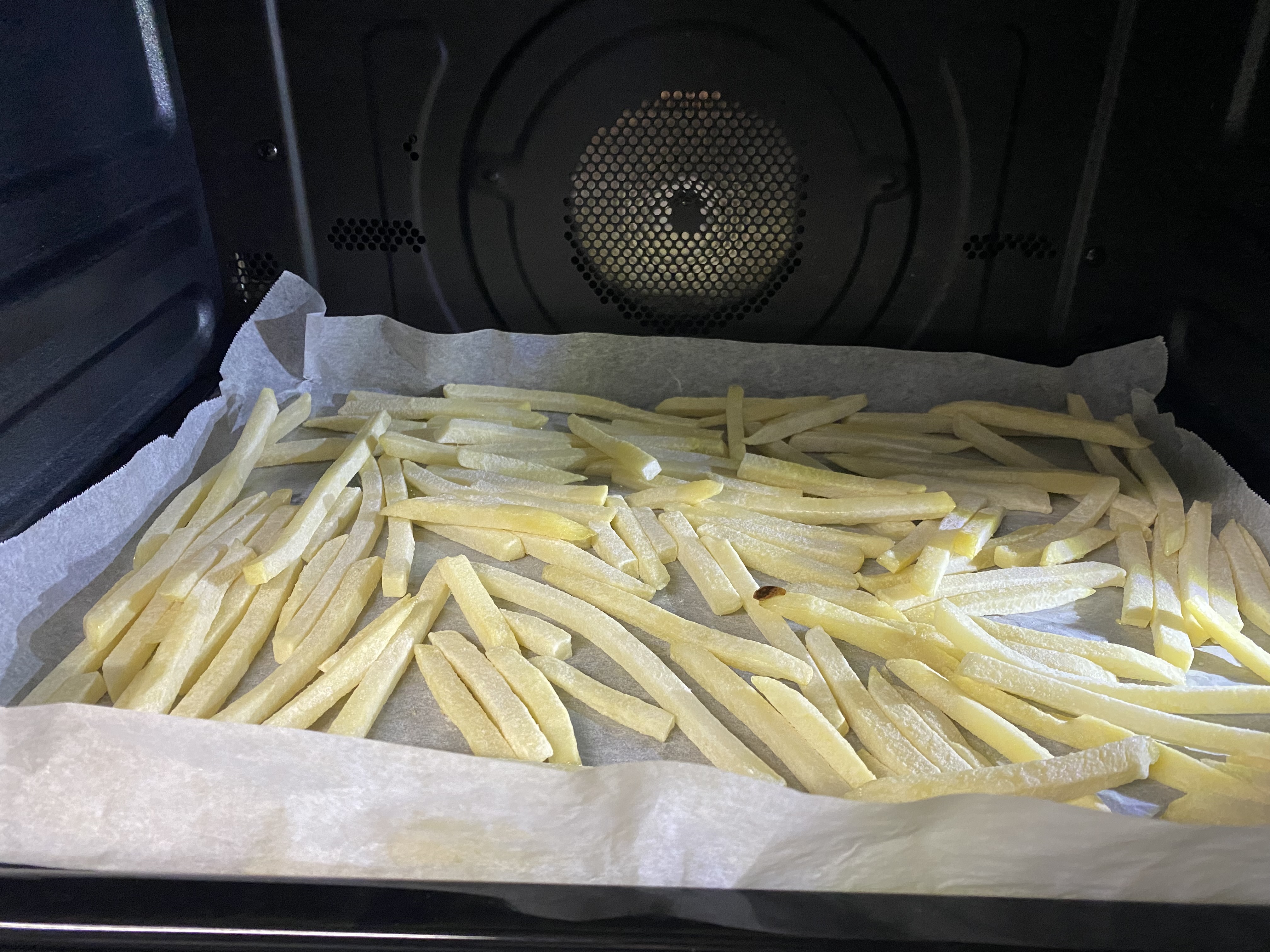 冷凍のまま角皿に広げたところ。クッキングシートを敷いています
