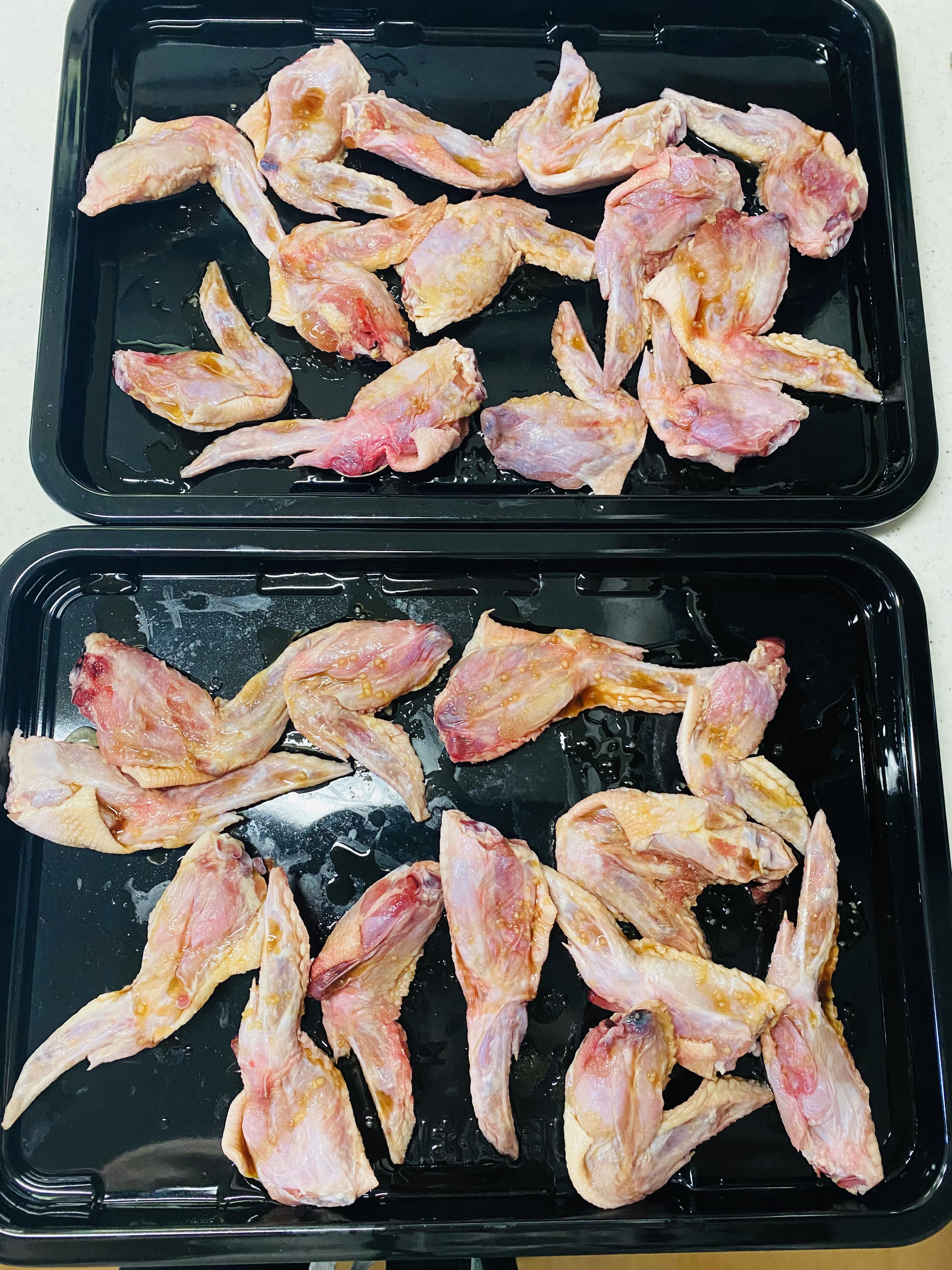焼く前の手羽先。冷凍のまま角皿に並べます