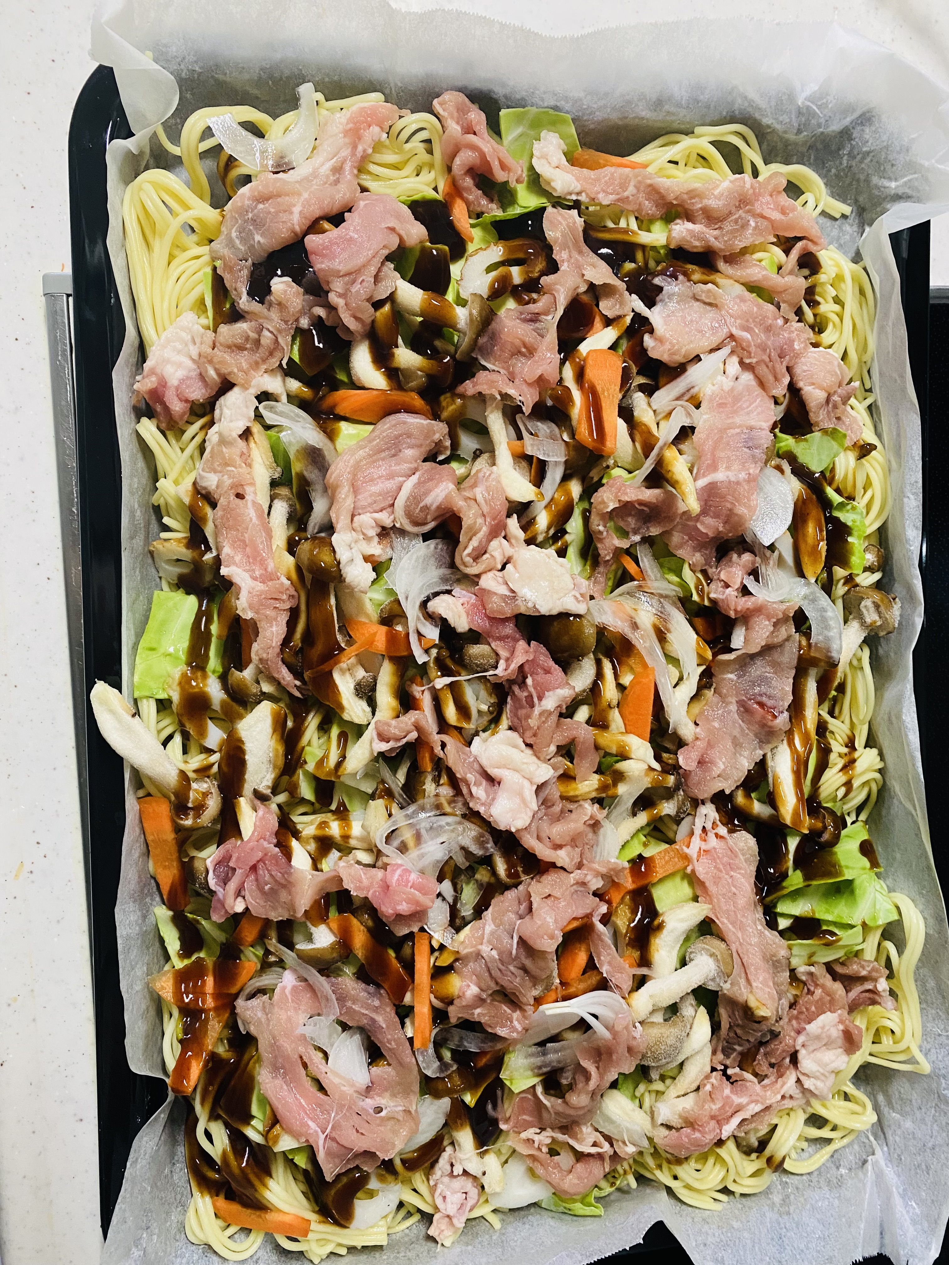 角皿に麺・野菜・豚肉を乗せた状態。冷凍麺のまま並べるだけ